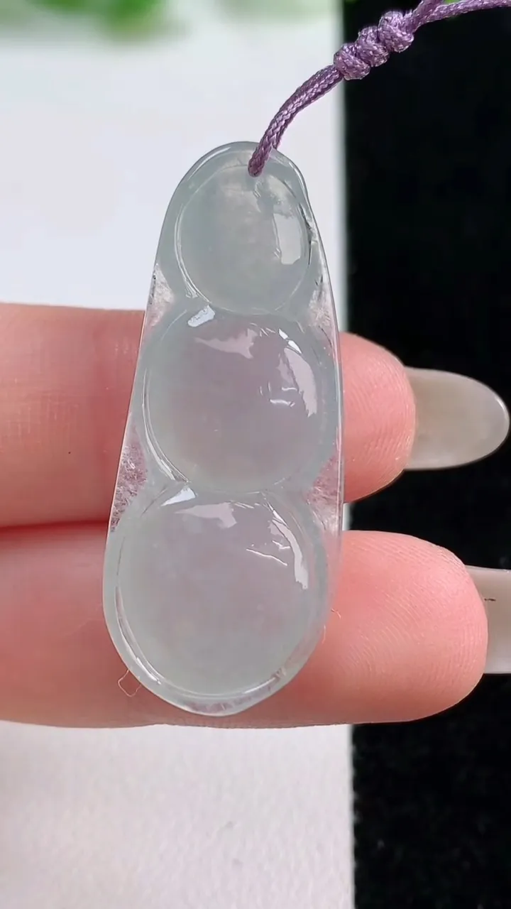 天然A货翡翠福豆吊坠，尺寸35.2-15.3-5.5，重量:4.98g
10月14日