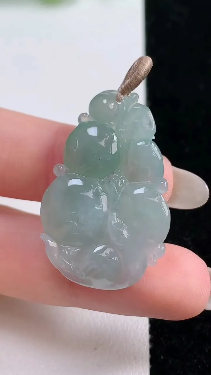 天然A货翡翠灵猴献瑞 福瓜吊坠，尺寸34.4-22.4-5.8，重量:6.62g
10月14日