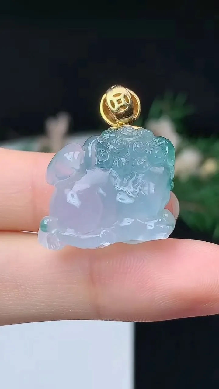 天然A货翡翠飘花狮子吊坠，尺寸18.2-21.7-10.4，重量:8.10g
10月14日