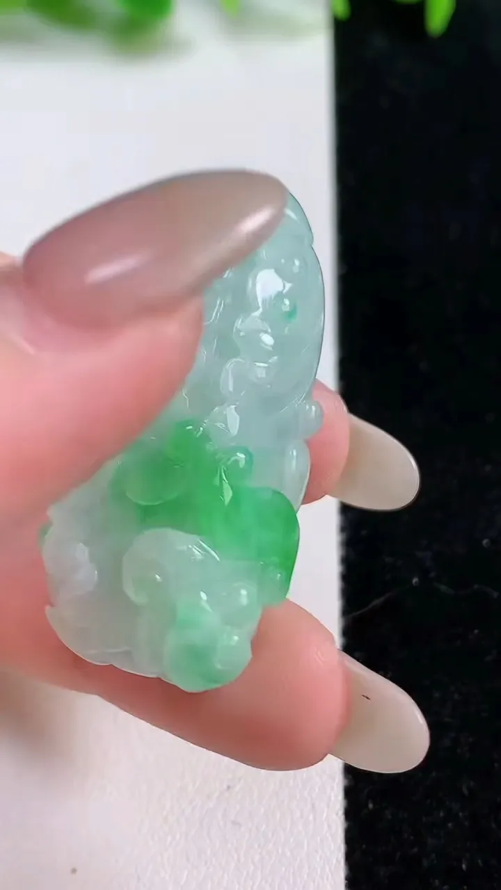 天然A货翡翠白菜吊坠，尺寸43.3-20.2-11.8，重量:15.64g
10月14日