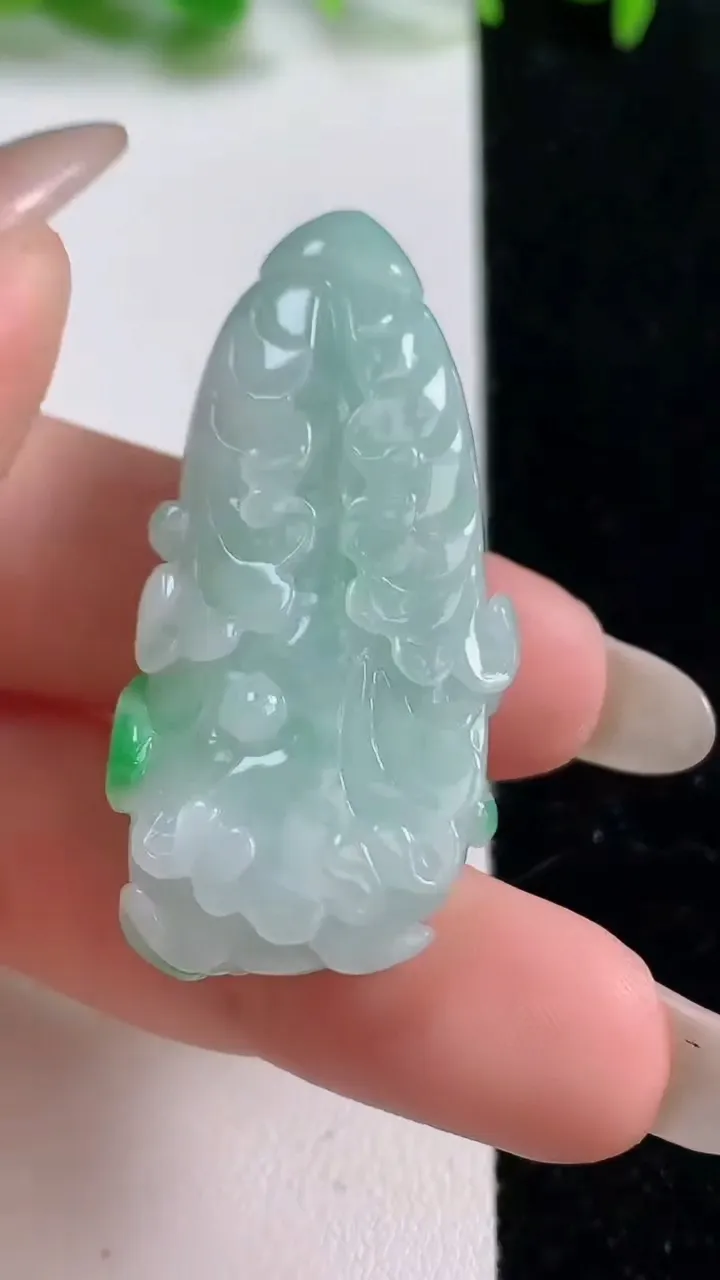 天然A货翡翠白菜吊坠，尺寸43.3-20.2-11.8，重量:15.64g
10月14日