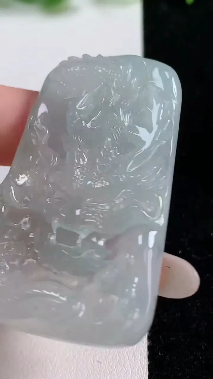 天然A货翡翠龙牌吊坠，尺寸54.8-32-5.6，重量:22.90g
10月14日