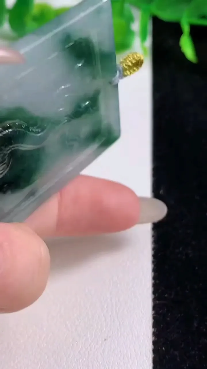 天然A货翡翠冰种飘花祥龙关公 关羽吊坠，尺寸65-42.3-7，重量:44.02g
10月14日