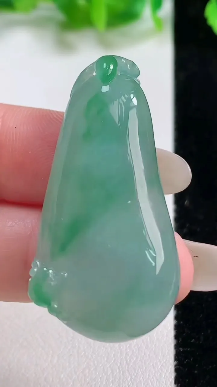 天然A货翡翠福瓜吊坠，尺寸41.5-21.4-7，重量:12.05g
10月14日