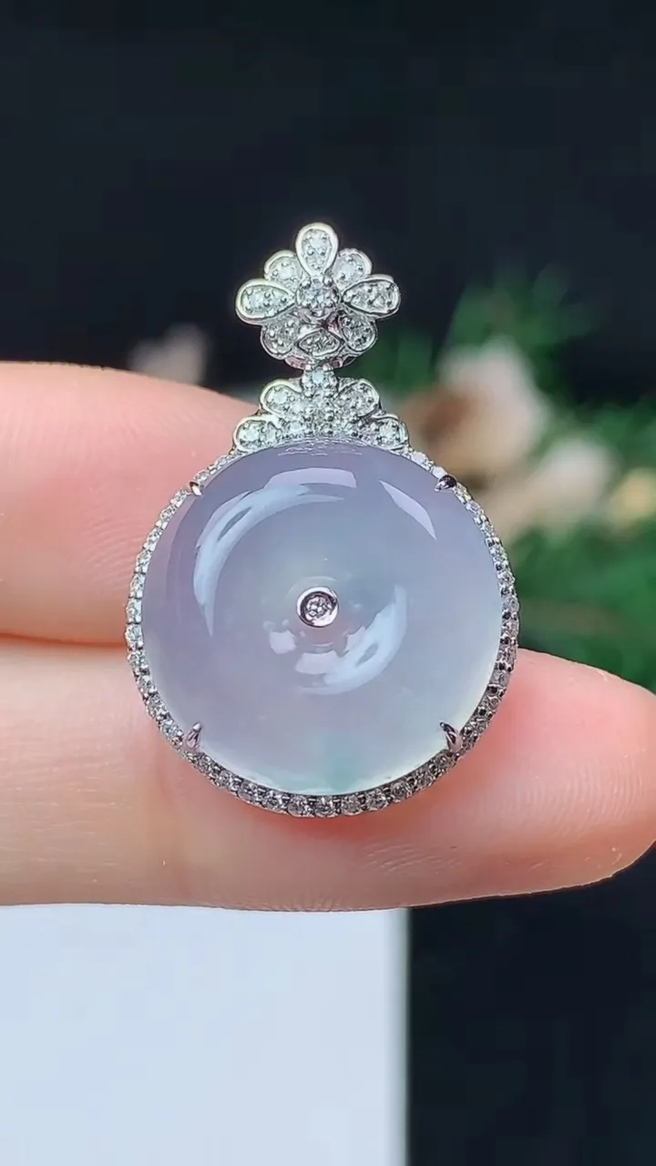 天然A货翡翠飘花平安扣吊坠，尺寸28-18.6-8.8，裸石16.7，重量:5.00g
10月14日