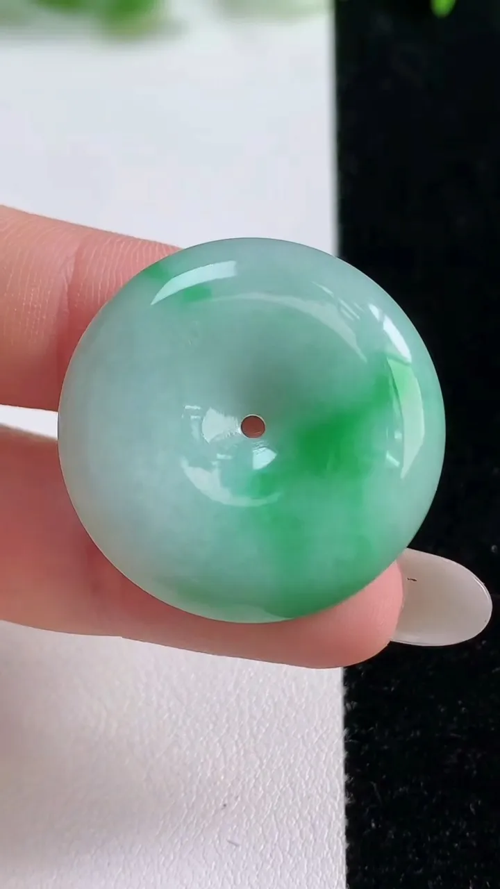 天然A货翡翠平安扣吊坠，尺寸29.3-5.6，重量:10.26g
10月14日