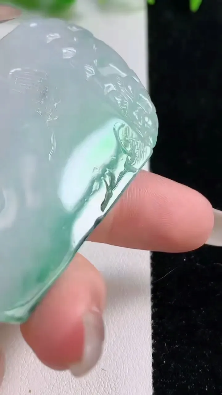 天然A货翡翠山水牌吊坠，尺寸58.4-38-6.9，重量:35.60g
10月14日