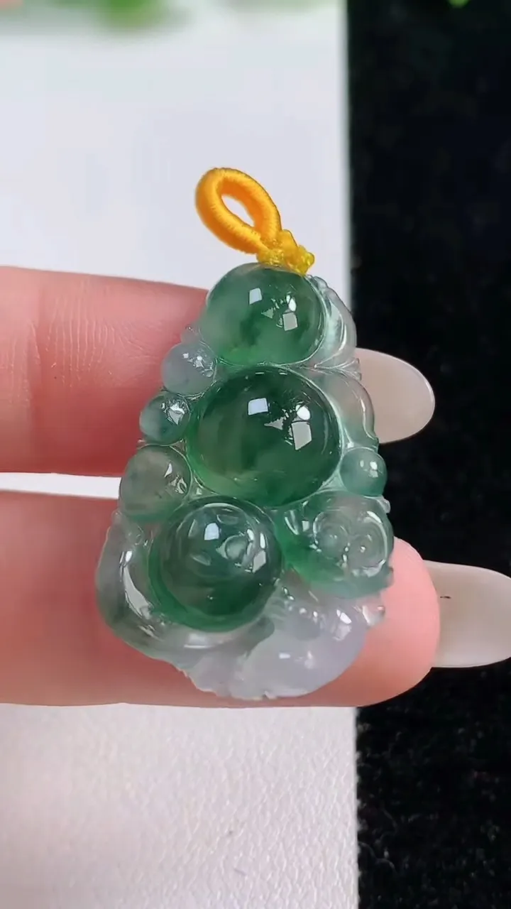 天然A货翡翠冰种飘花灵猴献瑞 生肖猴吊坠，尺寸31.3-20.2-5.6，重量:5.08g
10月1