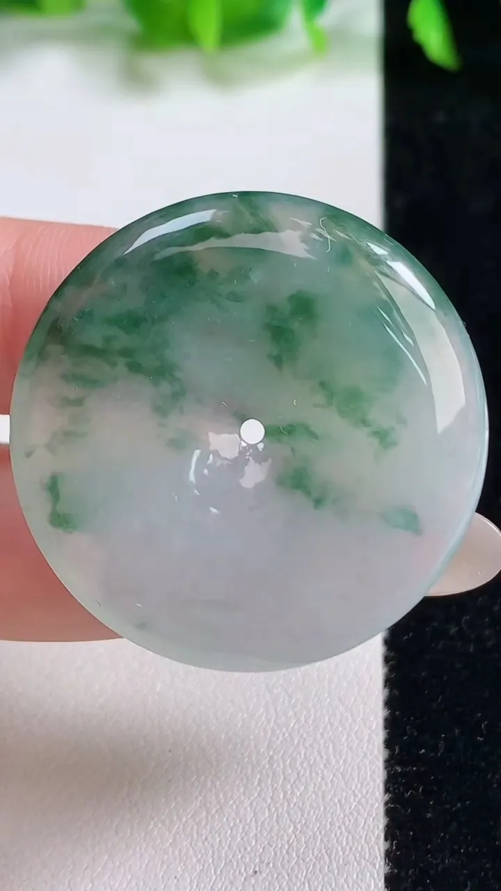 天然A货翡翠冰种飘花平安扣吊坠，尺寸35.5-5.7，重量:14.57g
10月14日