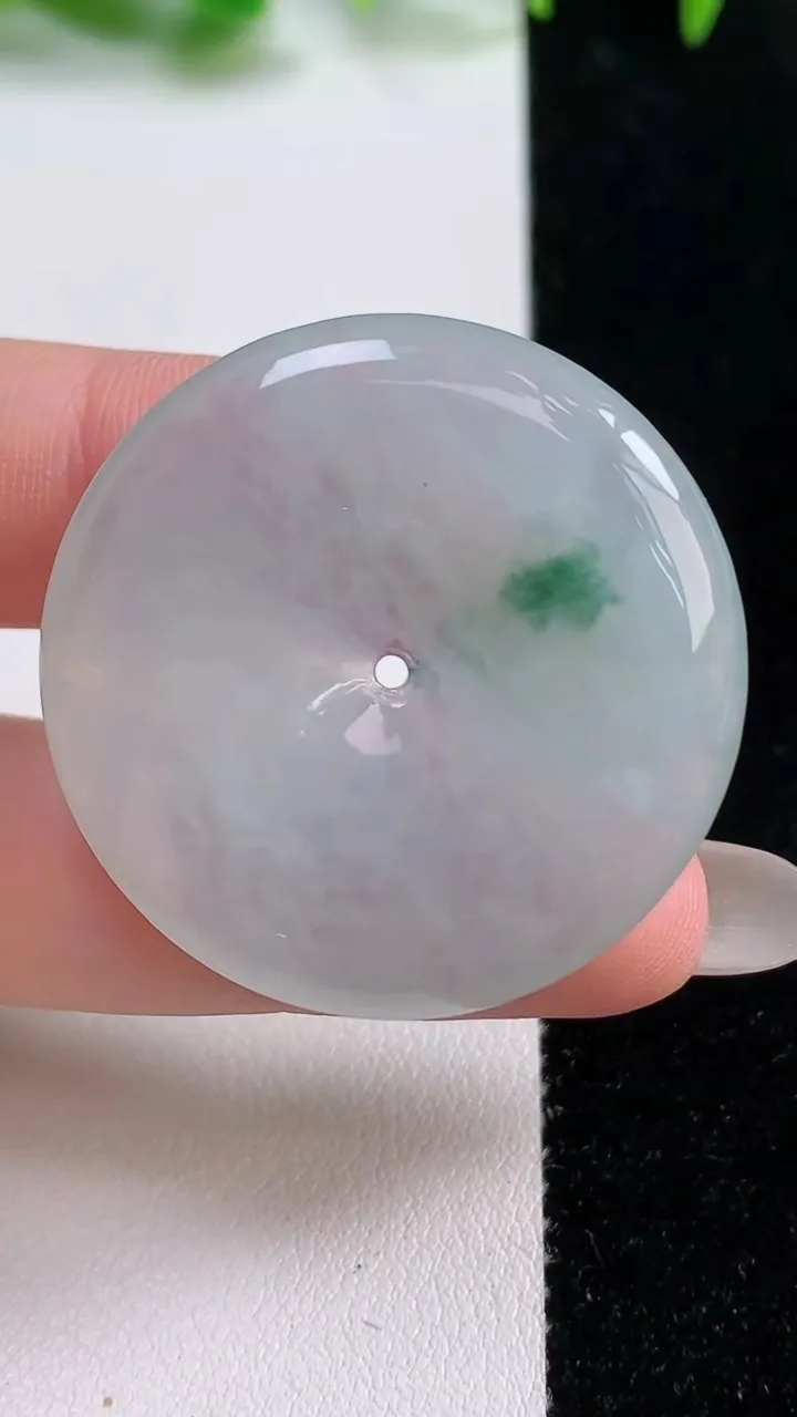天然A货翡翠冰种飘花平安扣吊坠，尺寸36-5.4，重量:15.11g
10月14日