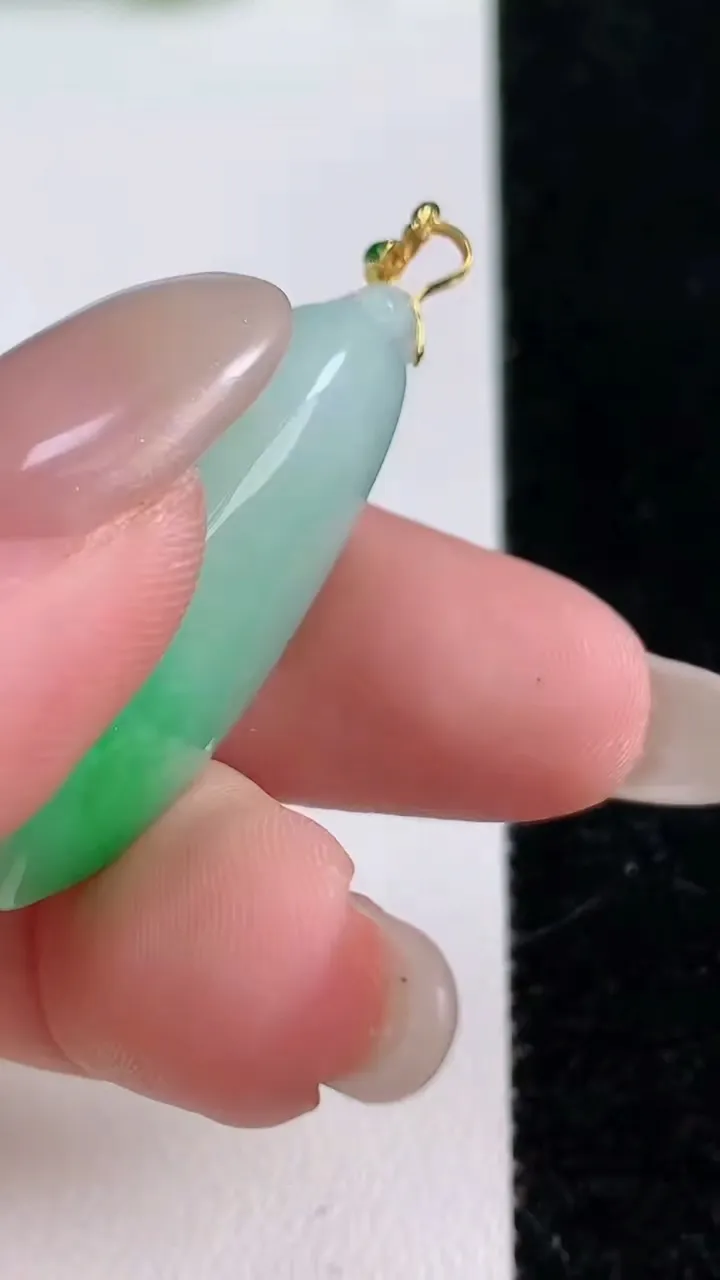 天然A货翡翠福瓜吊坠，尺寸33.5-14-10.6，重量:9.25g
10月14日