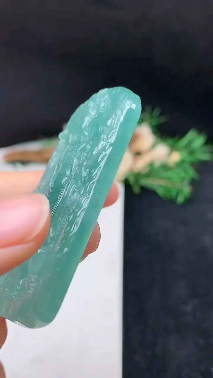 天然A货翡翠蓝水千手观音吊坠，尺寸62-37.7-6.2，重量:32.01g
10月14日