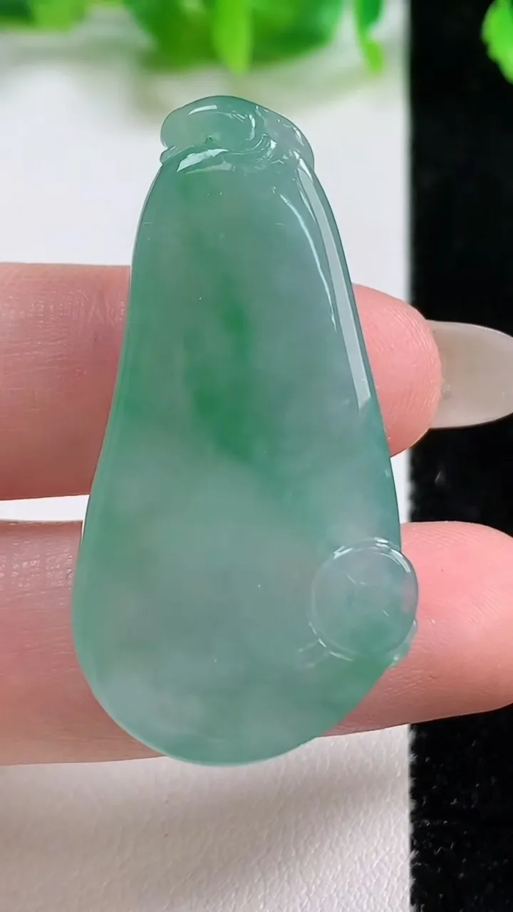 天然A货翡翠福瓜吊坠，尺寸41.5-21.4-7，重量:12.05g
10月14日