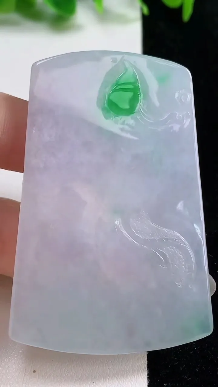 天然A货翡翠虚空藏菩萨吊坠，尺寸64.2-41.4-4.8，重量:27.17g
10月14日