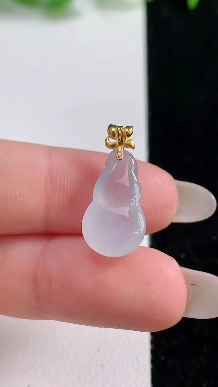 天然A货翡翠种白冰葫芦吊坠，尺寸17-9-6.4，重量:1.92g
10月14日
