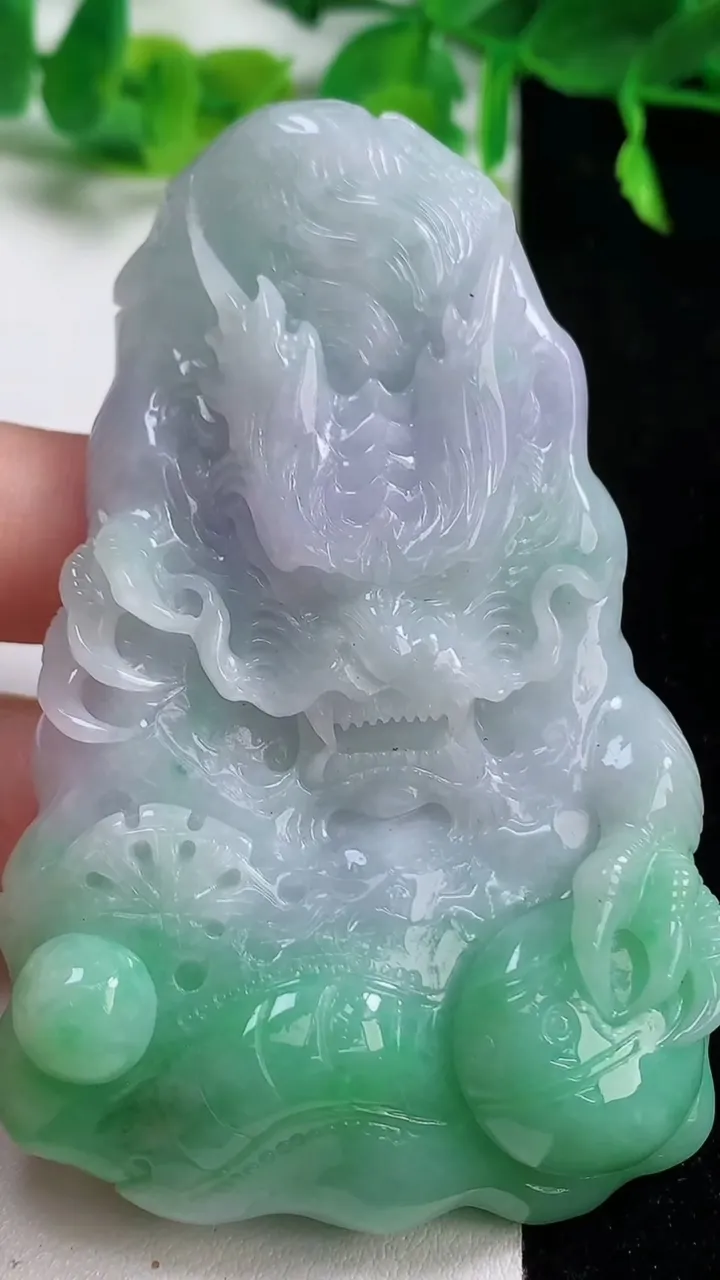 天然A货翡翠龙牌吊坠，尺寸77-48.5-12，重量:79.68g
10月14日