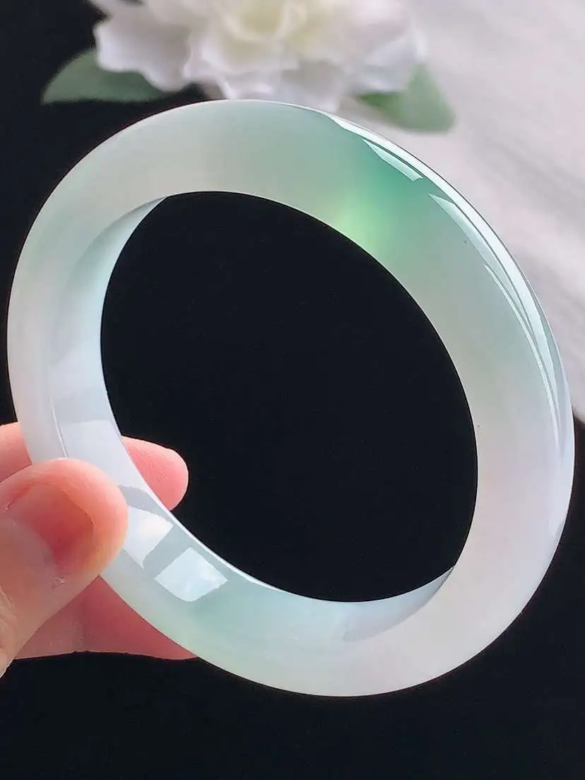 a货翡翠老坑冰种飘绿正装正圈手镯57-58圈口  尺寸57.8×12.5×8.6mm 重量68.35