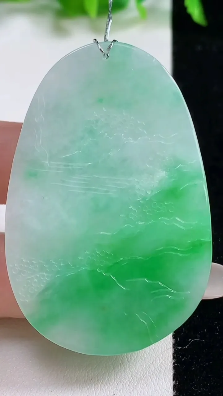 天然A货翡翠山水牌吊坠，尺寸55.5-37.4-6，重量:25.93g
10月14日