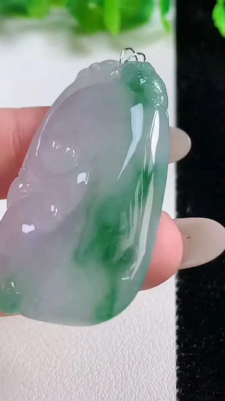天然A货翡翠冰种飘花如意吊坠，尺寸44.5-25-5.4，重量:13.50g
10月14日
