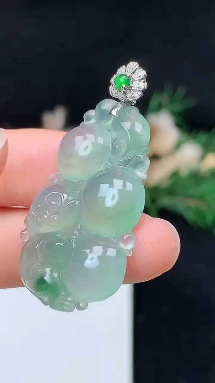 天然A货翡翠生肖猴吊坠，尺寸34.8-21.2-5.2，重量:7.15g
10月14日