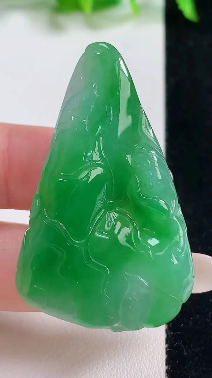 天然A货翡翠和和美美 荷叶鱼吊坠，尺寸47.8-29.7-7.3，重量:19.65g
10月14日