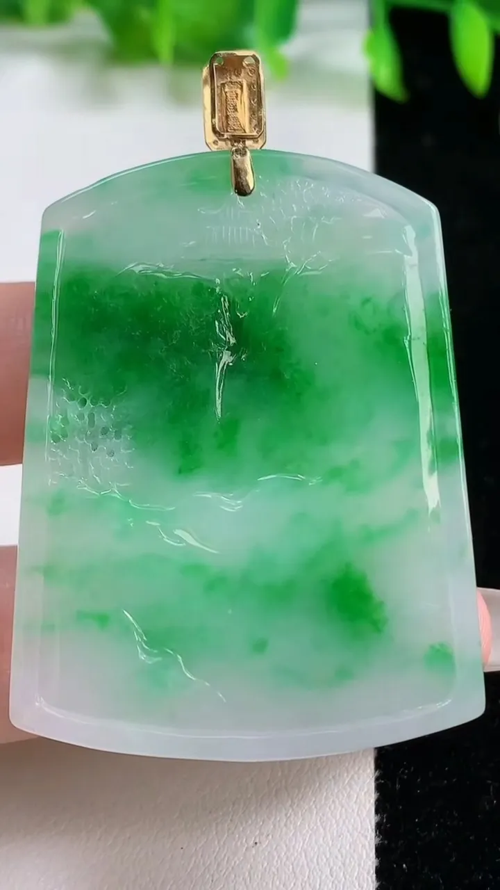 天然A货翡翠山水牌吊坠，尺寸49.2-38-4.4，重量:21.40g
10月14日