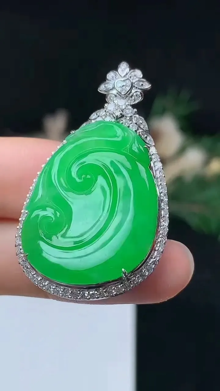 天然A货翡翠如意吊坠，尺寸39.7-23.4-9.4，裸石26.4-20.2，重量:10.26g
10月14日