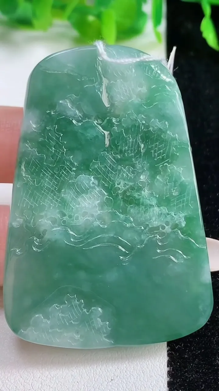 天然A货翡翠山水牌吊坠，尺寸58.8-40.7-5.5，重量:30.35g
10月14日