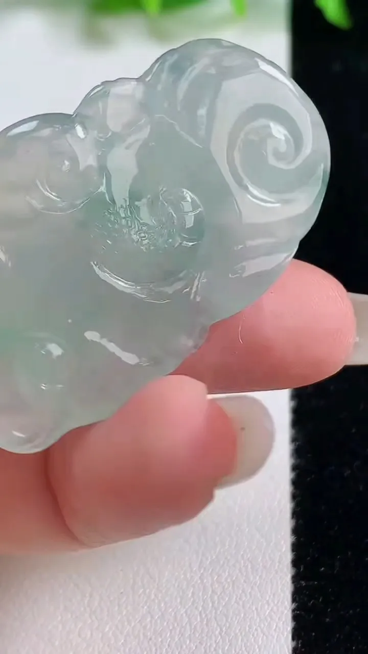 天然A货翡翠种飘花龙牌吊坠，尺寸44.3-36.2-6.3，重量:15.95g
10月14日