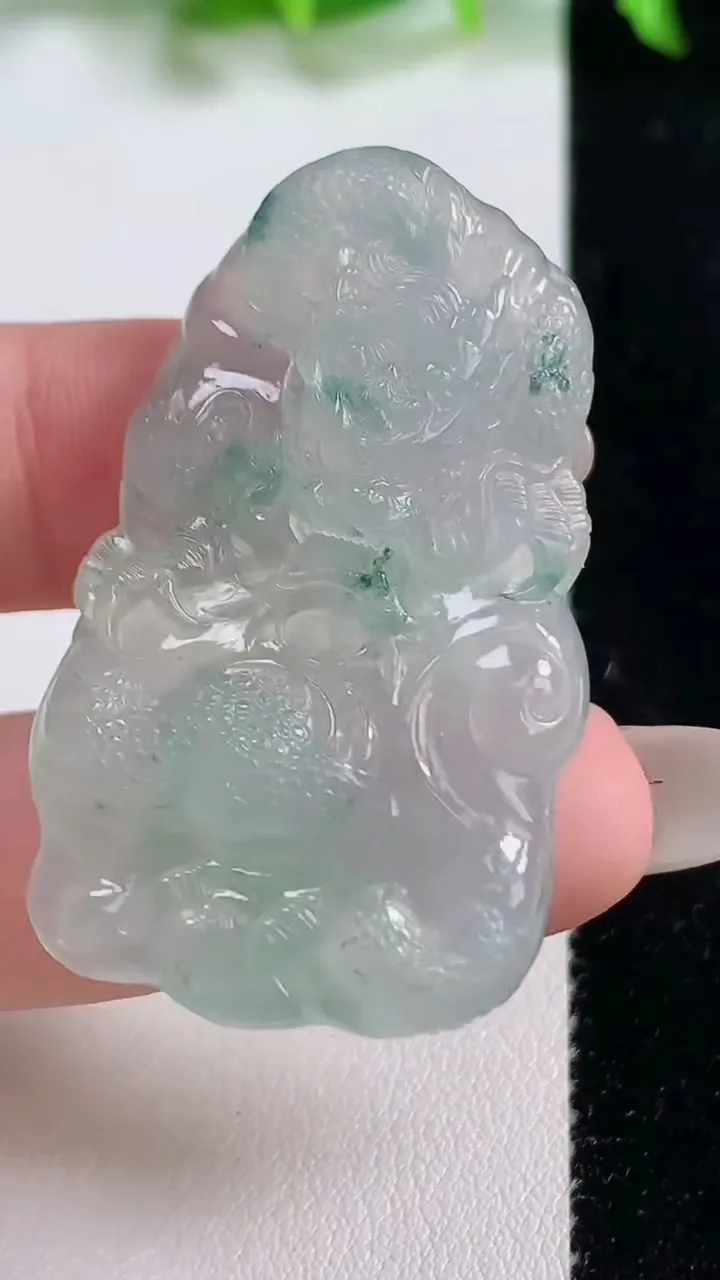 天然A货翡翠种飘花龙牌吊坠，尺寸44.3-36.2-6.3，重量:15.95g
10月14日