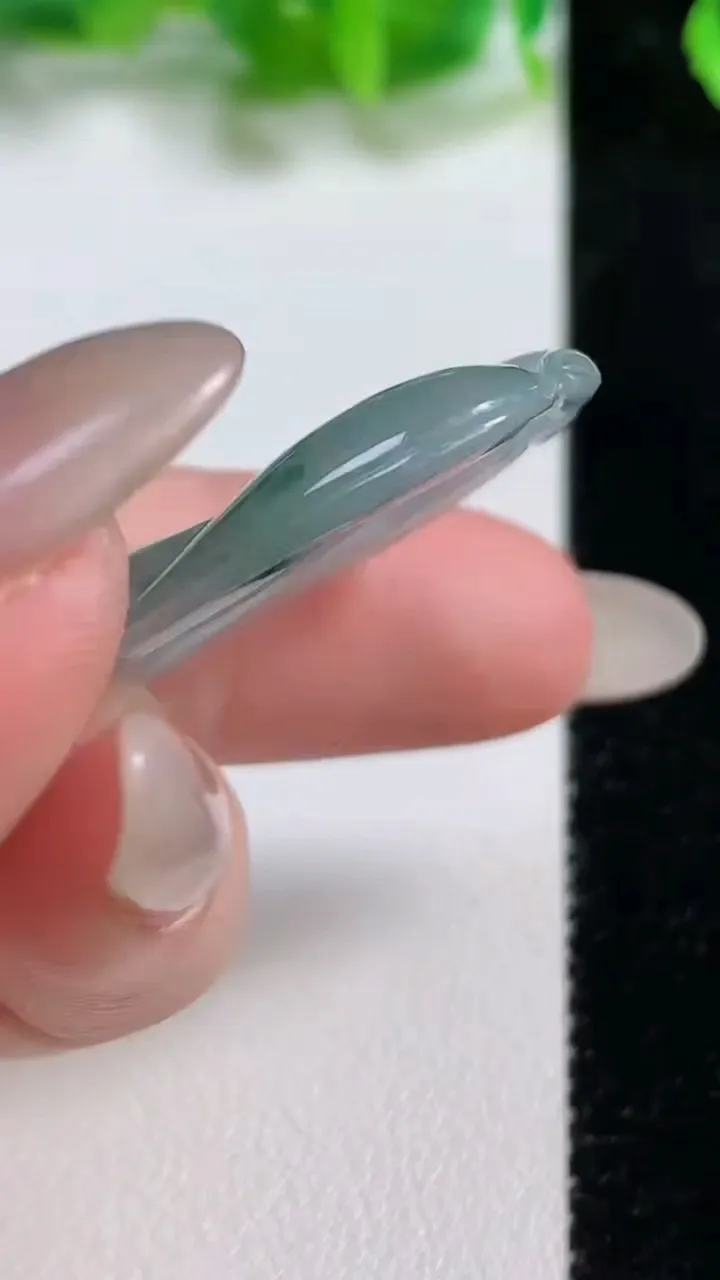 天然A货翡翠冰种飘花金枝玉叶 叶子吊坠，尺寸48.8-27.3-4.2，重量:10.38g
10月14日