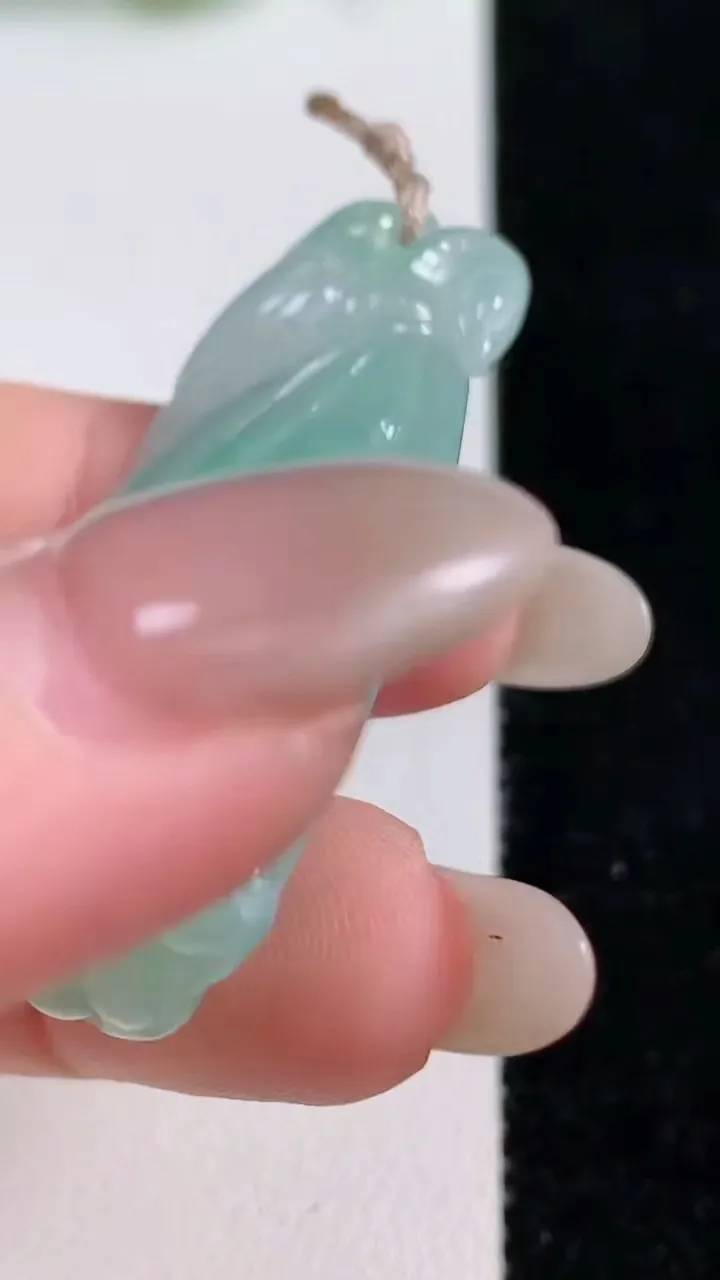 天然A货翡翠莲蓬吊坠，尺寸43-22.7-11.5，重量:15.96g
10月14日