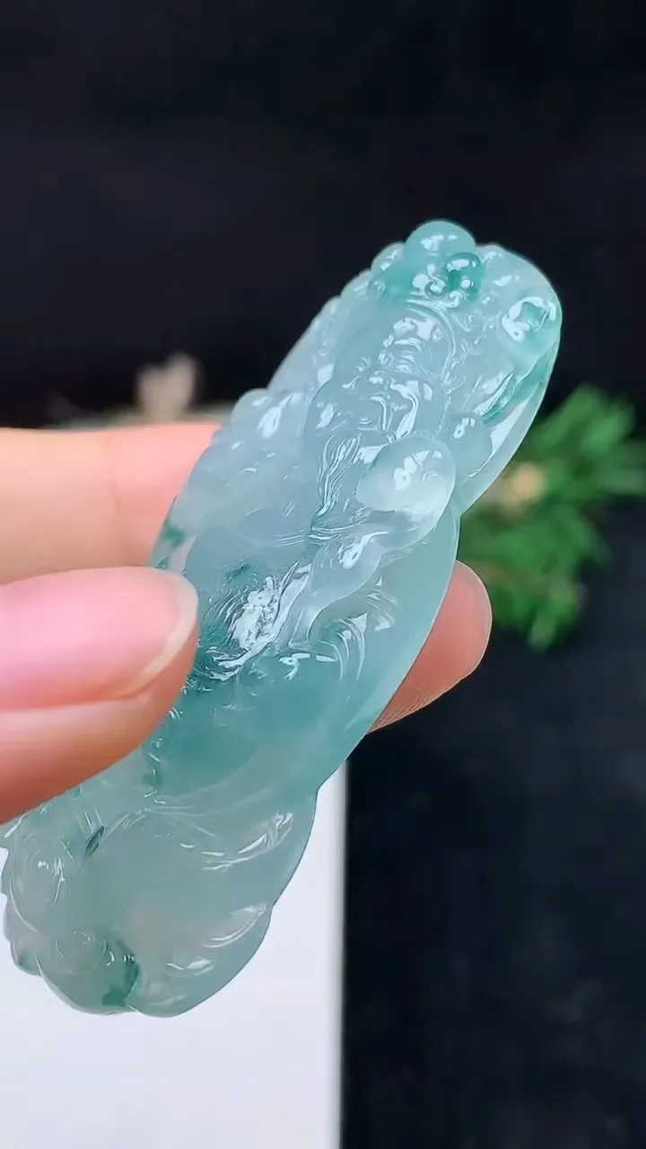 天然A货翡翠飘花财神爷吊坠，尺寸60.8-27.2-8，重量:26.45g
10月14日