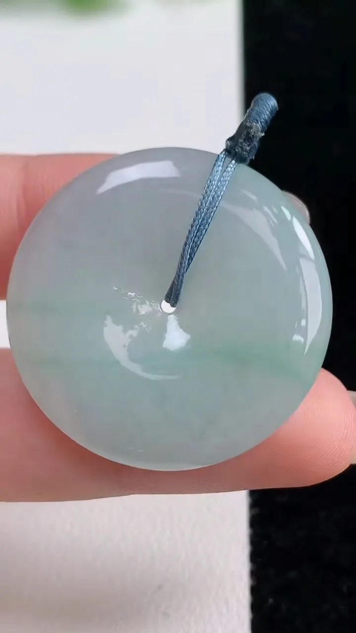 天然A货翡翠平安扣吊坠，尺寸31.8-5，重量:11.35g
10月14日