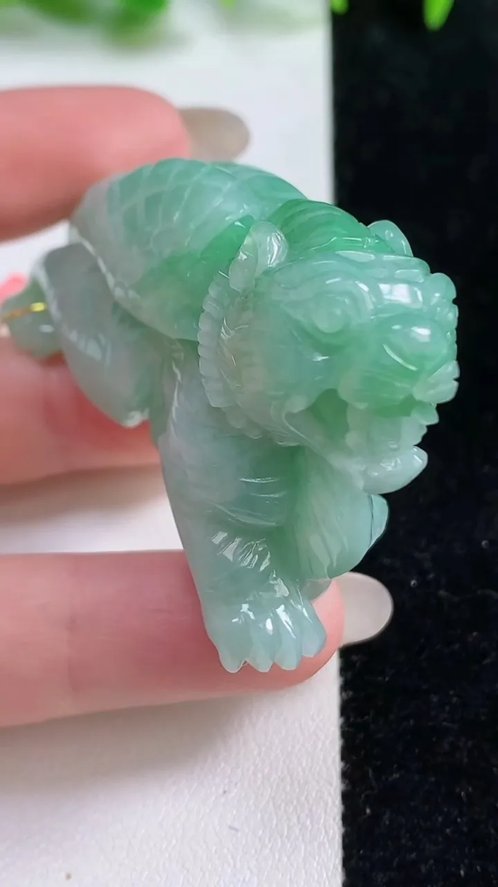 天然A货翡翠生肖虎吊坠，尺寸58.6-35-18.3，重量:59.19g
10月14日