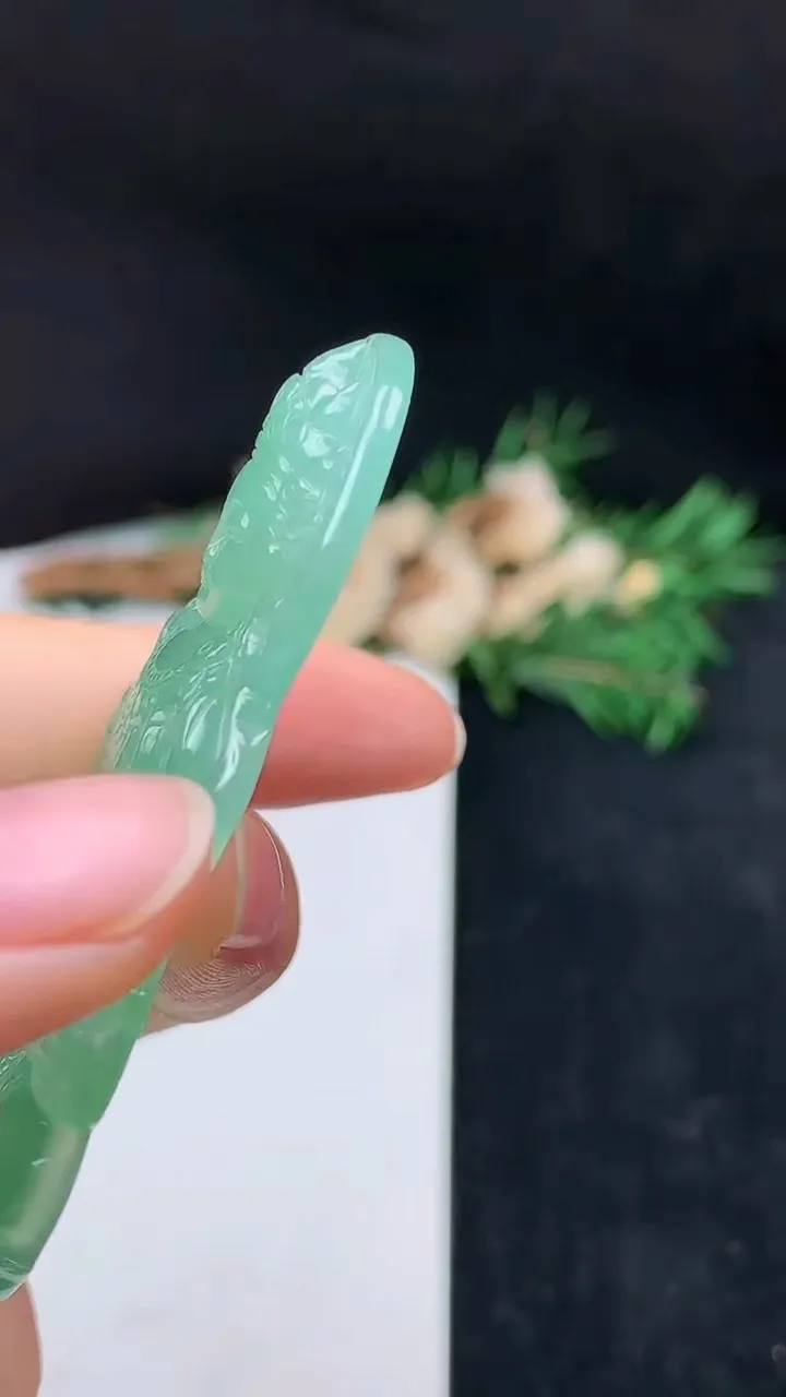 天然A货翡翠度母吊坠，尺寸63.4-38.2-5.6，重量:23.88g
10月14日