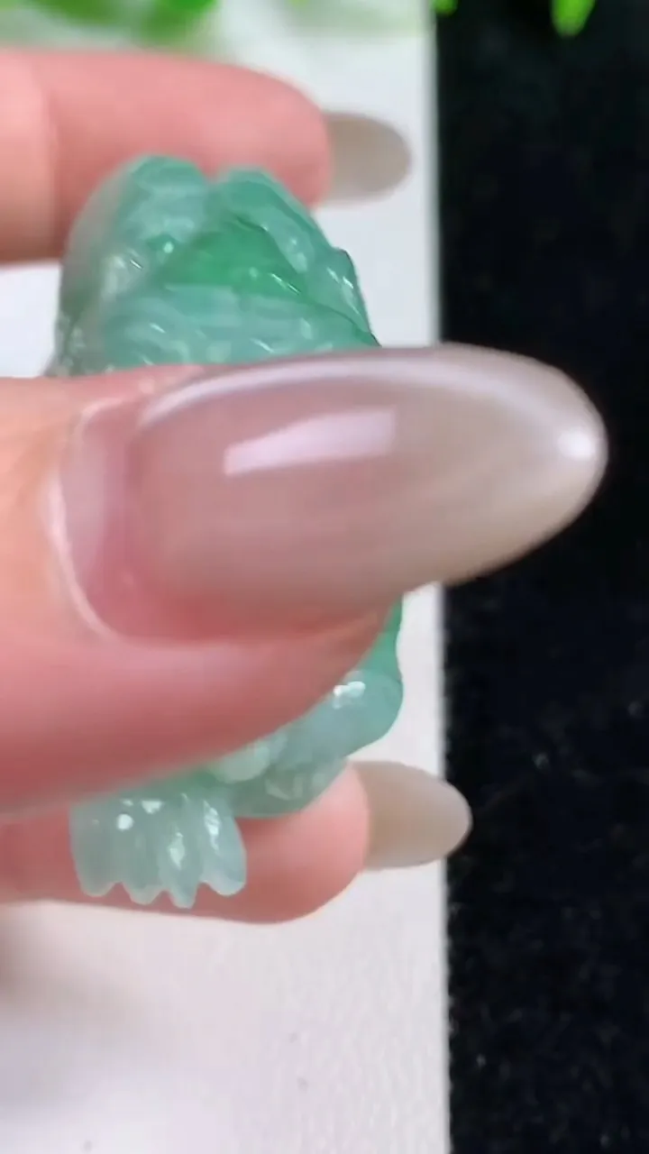 天然A货翡翠生肖虎吊坠，尺寸58.6-35-18.3，重量:59.19g
10月14日