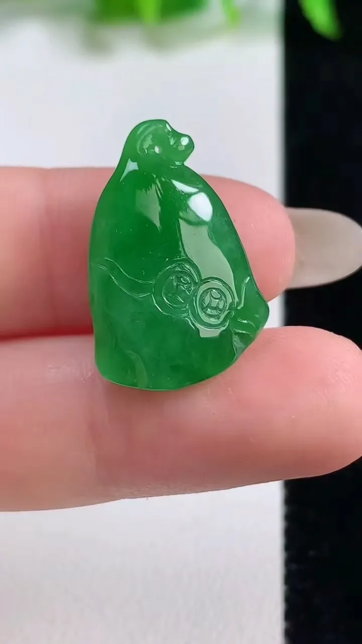 天然A货翡翠莲蓬吊坠，尺寸22.3-14-6.9，重量:3.60g
10月14日