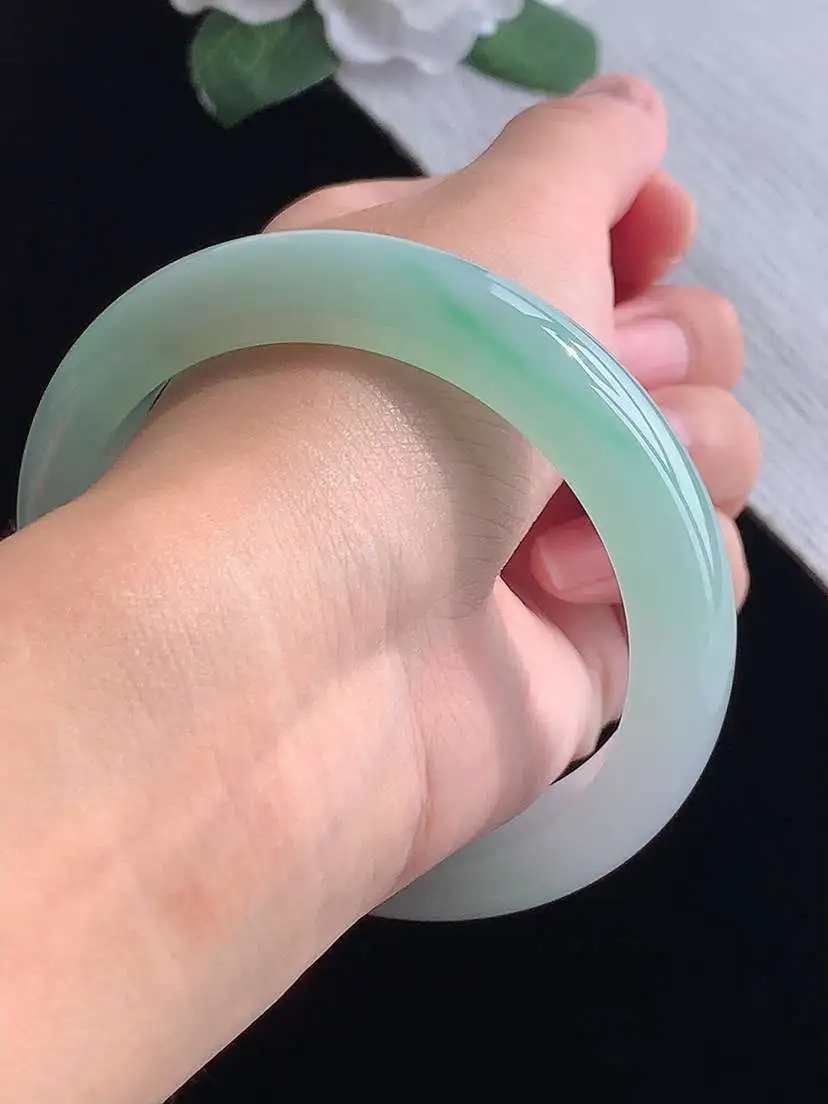 a货翡翠老坑冰种飘绿厚装正装正圈手镯59-60大圈口  尺寸59×12.4×9mm 重量69.00g 1014