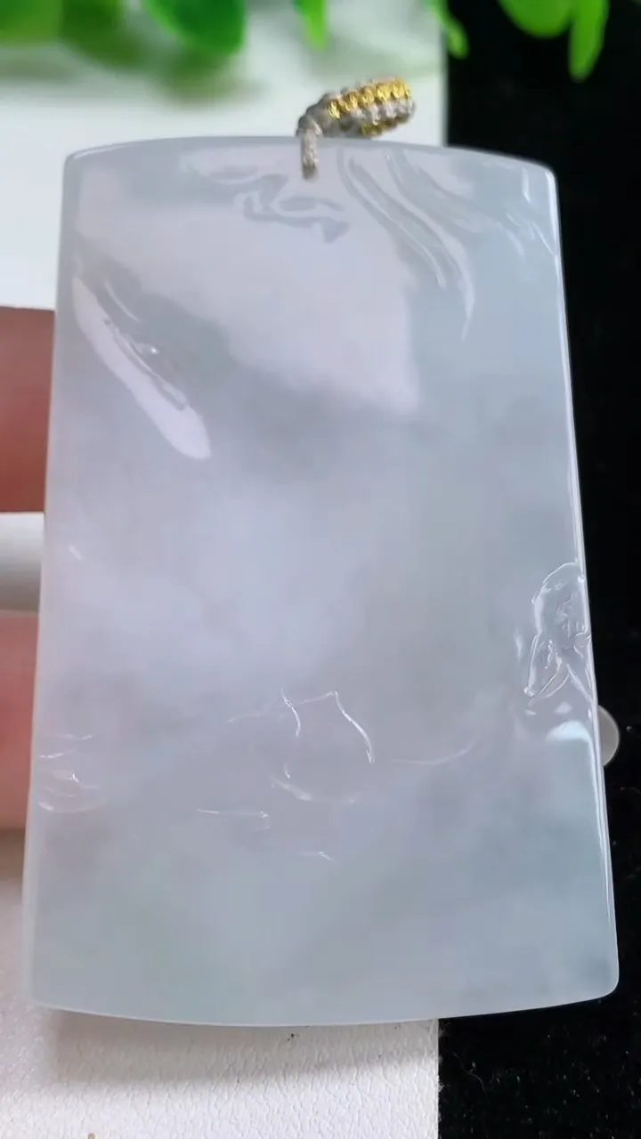 天然A货翡翠虚空藏菩萨吊坠，尺寸62.5-41.7-6.3，重量:40.17g
10月15日