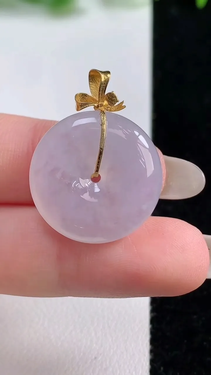天然A货翡翠种白冰平安扣吊坠，尺寸21.4-5.5，重量:5.61g
10月15日