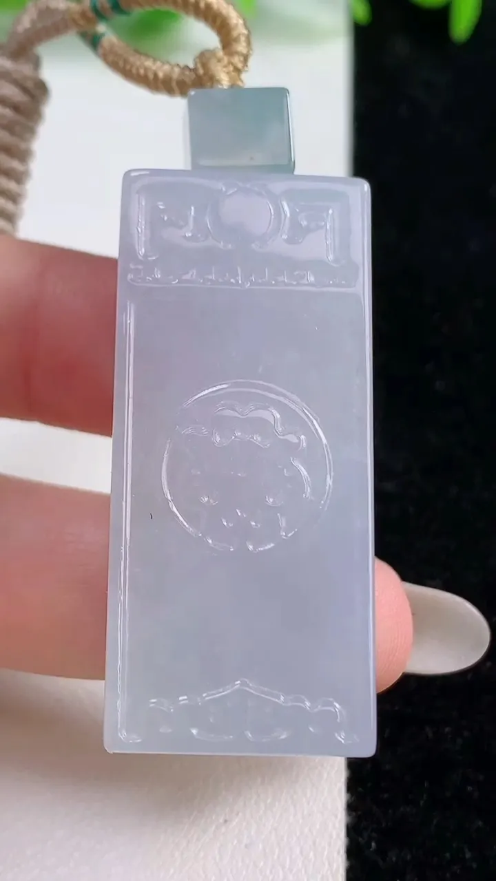 天然A货翡翠仿古无事牌吊坠，尺寸44.5-19.7-11.7，重量:35.71g
10月15日
