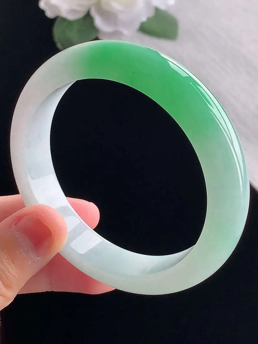 a货翡翠老坑冰种飘绿正装正圈手镯56-57圈口  尺寸56×12.5×8.3mm 重量58.96g 1014