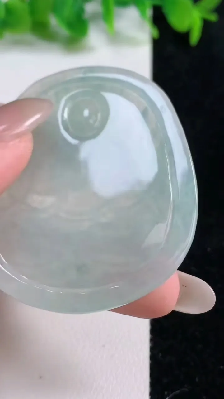 天然A货翡翠千手观音菩萨吊坠，尺寸52.7-46.8-5，重量:23.92g
10月15日