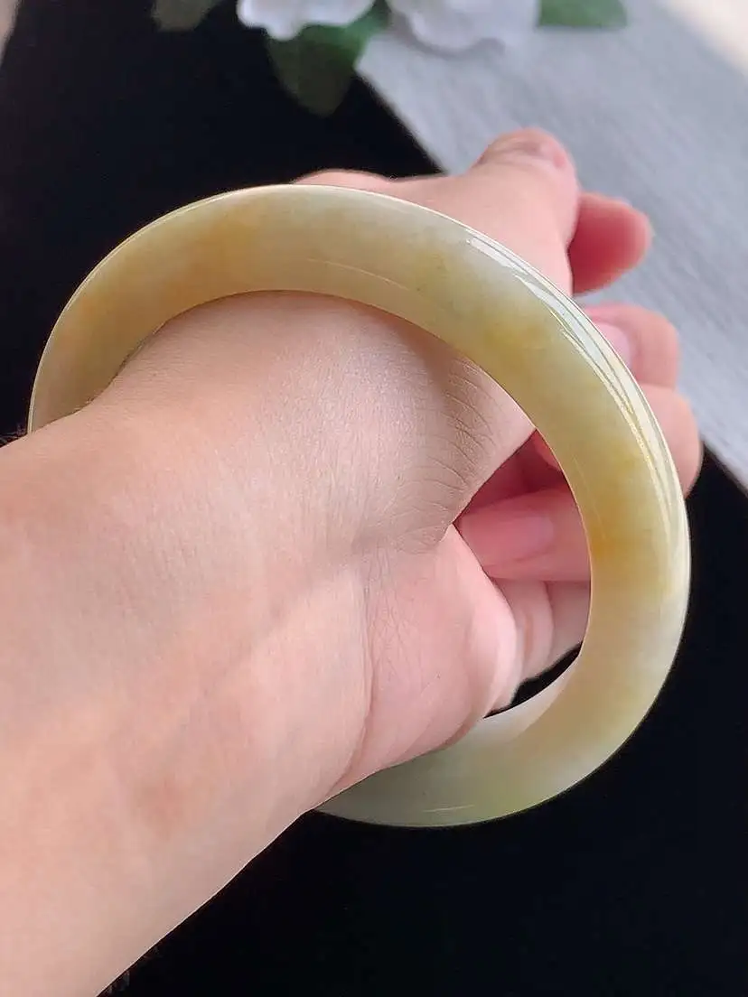 a货翡翠老坑冰种飘黄翡正装正圈手镯61-62大圈口  尺寸61×11.8×9.3mm 重量69.43g 1014