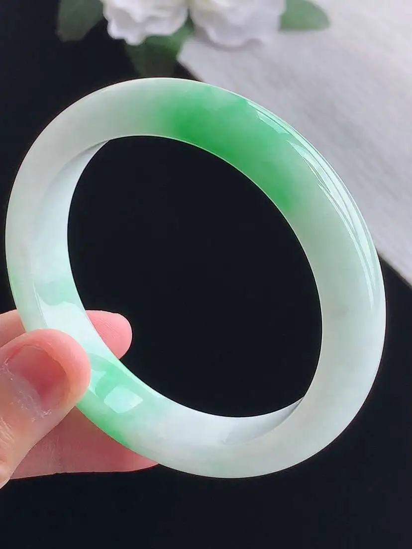 a货翡翠老坑冰种飘绿正装正圈手镯56-57圈口  尺寸56.5×12.6×8mm 重量59.38g 