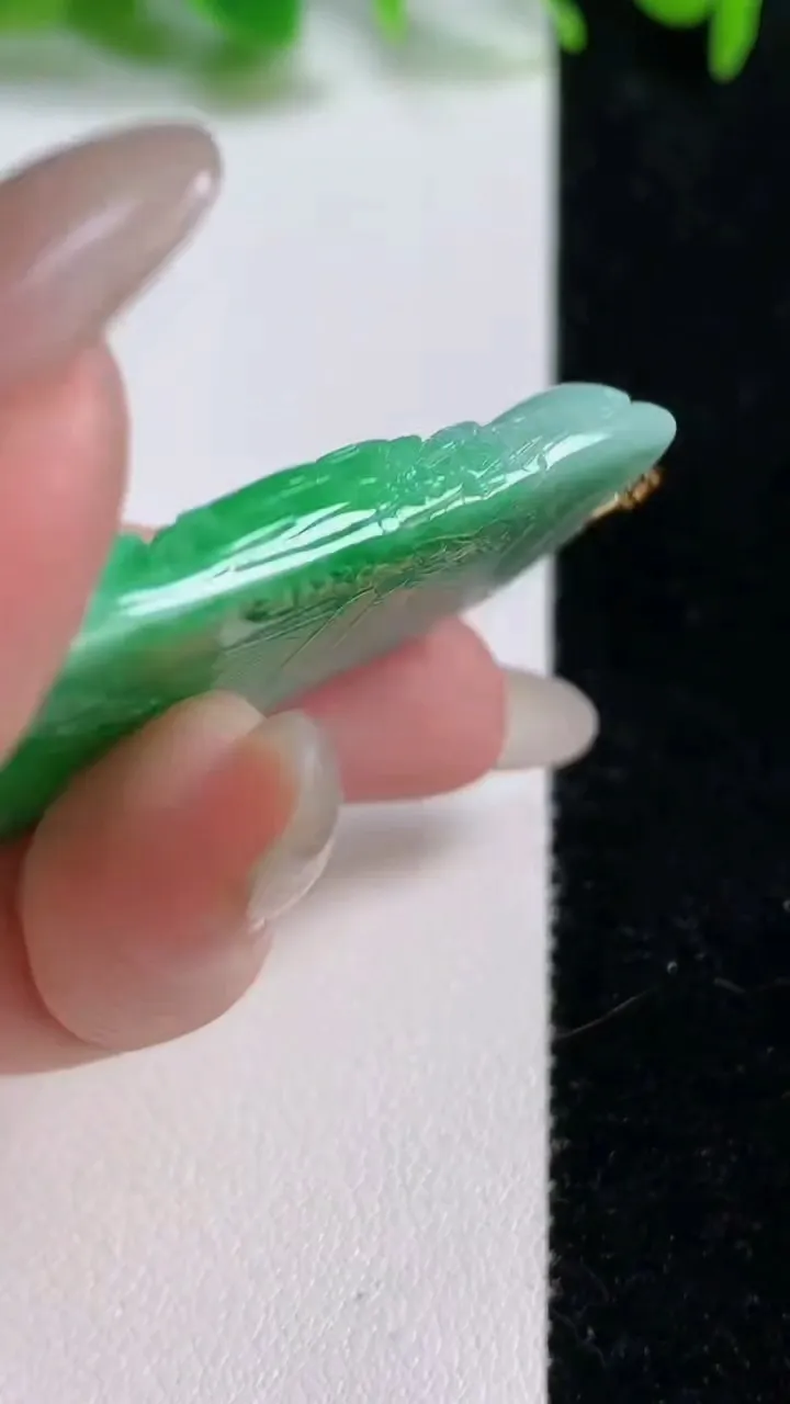 天然A货翡翠山水牌吊坠，尺寸46.5-33.8-5.8，重量:19.70g
10月15日