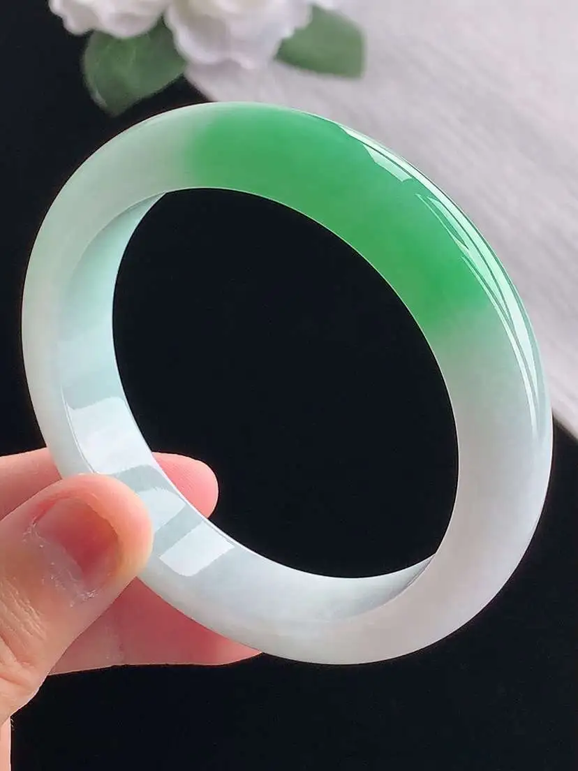 a货翡翠老坑冰种飘绿正装正圈手镯56-57圈口  尺寸56×12.5×8.3mm 重量58.96g 