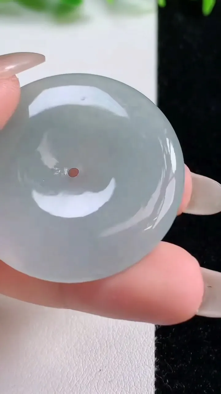 天然A货翡翠平安扣吊坠，尺寸38.2-5.4，重量:17.04g
10月15日