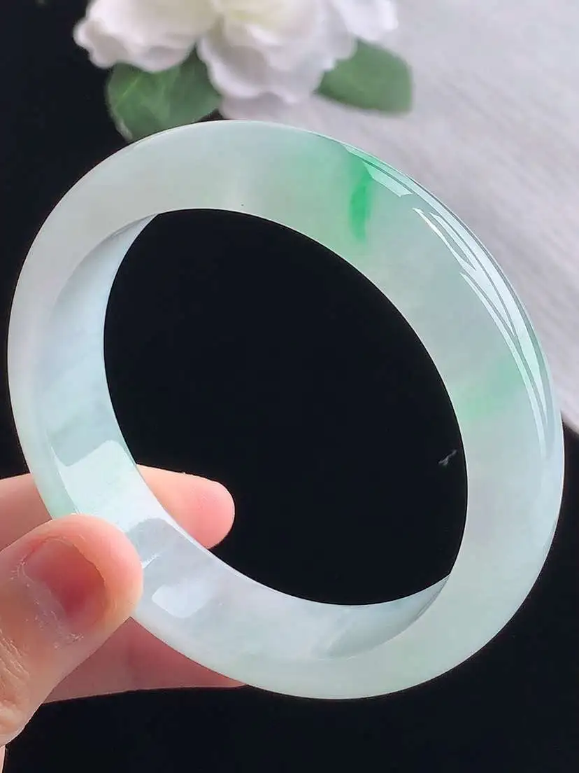 a货翡翠老坑冰种飘绿正装正圈手镯58-59圈口  尺寸58×15×8.2mm 重量69.48g 10